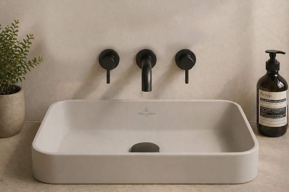 A bathroom without ledges